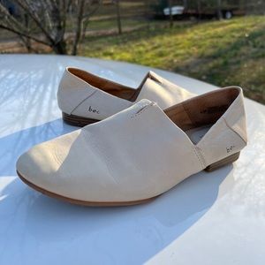BOC Womens Cream V Notch Suree Round Toe Block Heel Slip On Leather Flats 8.5 M